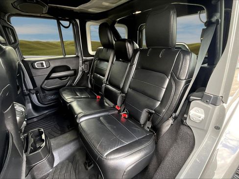 Used 2020 Jeep Wrangler Unlimited Sahara image 14