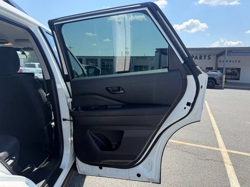 Used 2025 Nissan Pathfinder SV AWD/4WD image 34