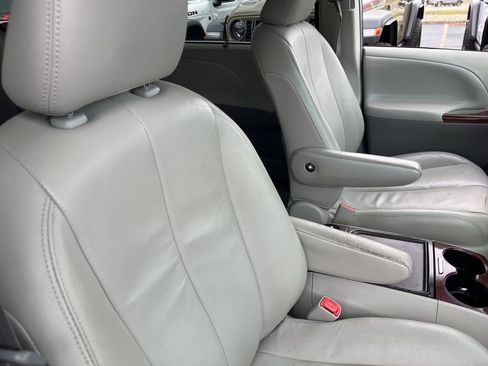 Used 2013 Toyota Sienna XLE w/ Entertainment Pkg FWD image 34