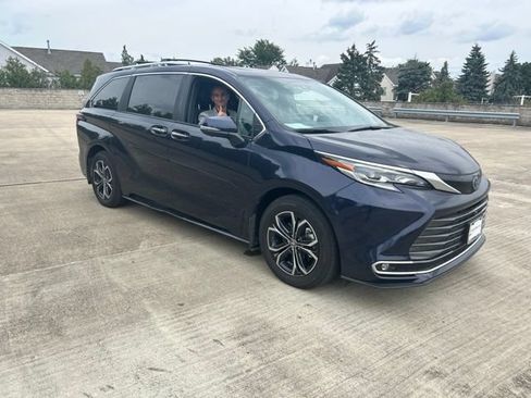 Used 2025 Toyota Sienna Platinum AWD/4WD image 2