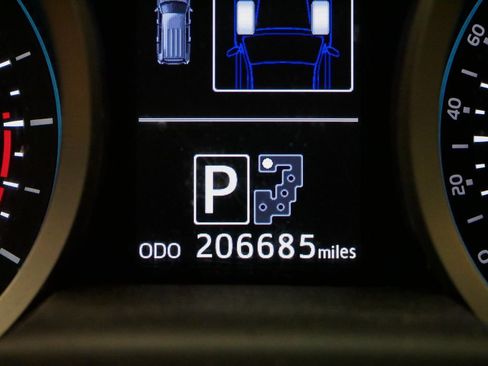 Used 2015 Toyota Land Cruiser image 27