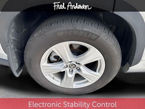 Used 2024 Toyota Highlander LE image 24