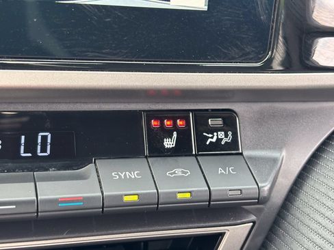 Used 2025 Toyota Camry SE w/ Convenience Package AWD/4WD image 22
