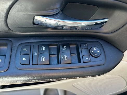 Used 2016 Chrysler Town & Country Touring image 23
