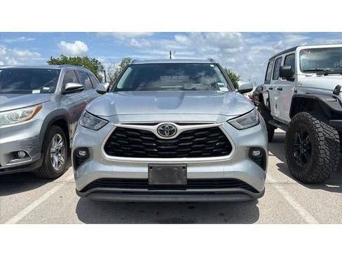 Used 2020 Toyota Highlander XLE FWD image 2