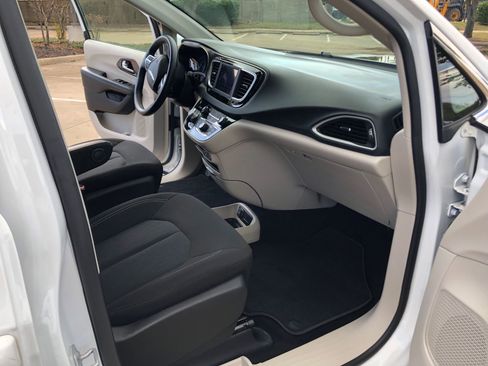 Used 2021 Chrysler Voyager LX image 16