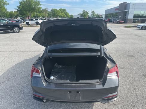 Used 2021 Hyundai Elantra Limited FWD image 11