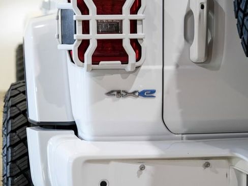 Used 2021 Jeep Wrangler Unlimited Sahara w/ Cold Weather Group AWD/4WD image 31