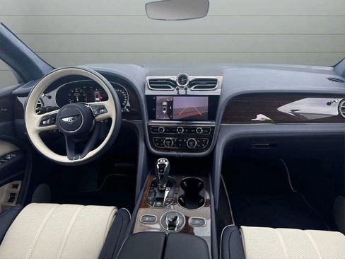 Certified 2025 Bentley Bentayga AWD/4WD image 4