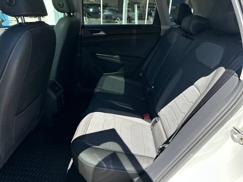 Certified 2025 Volkswagen Taos SE AWD/4WD image 30