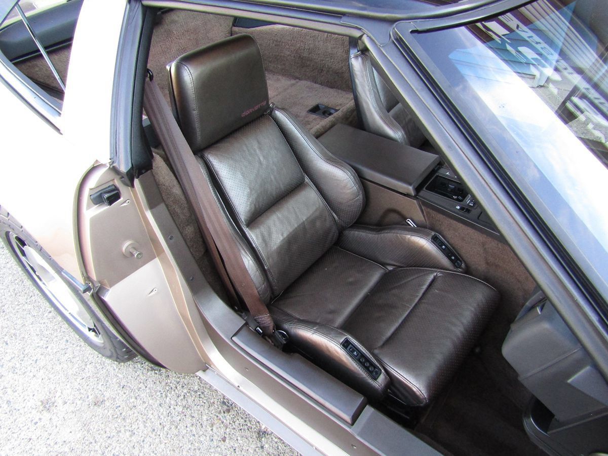 Used 1985 Chevrolet Corvette Coupe RWD image 31