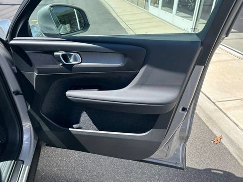 Certified 2025 Volvo XC40 B5 Plus AWD/4WD image 14