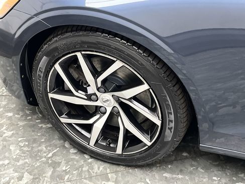 Used 2019 Volvo S60 T6 Momentum w/ Premium Package image 32