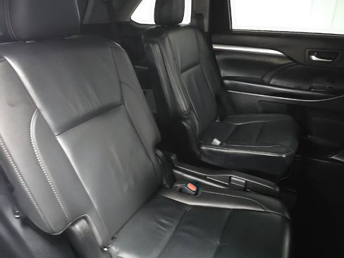 Used 2019 Toyota Highlander XLE AWD/4WD image 17