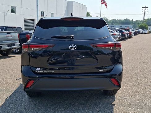 Used 2024 Toyota Highlander XLE AWD/4WD image 8