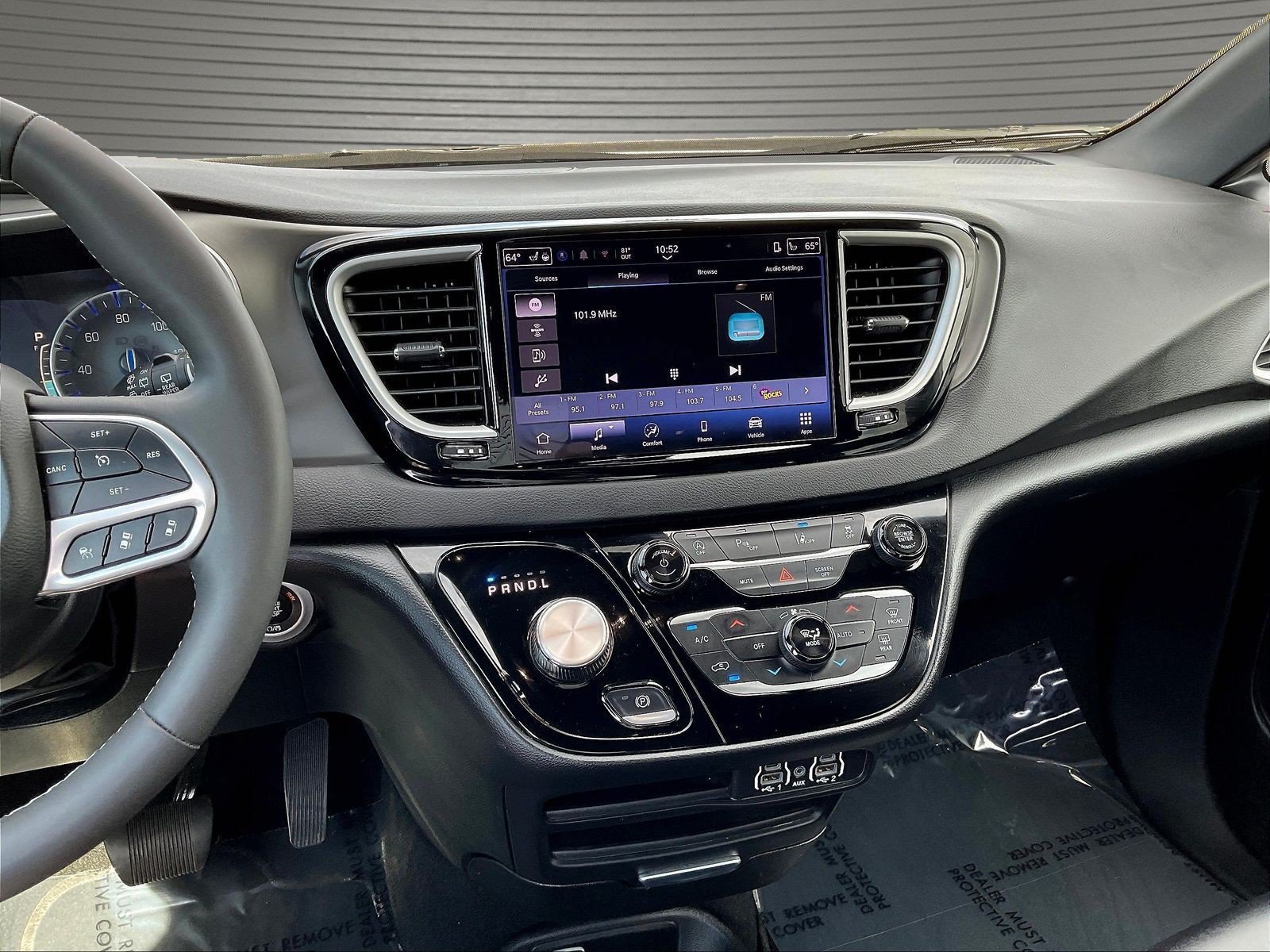 Used 2025 Chrysler Pacifica Select FWD image 11