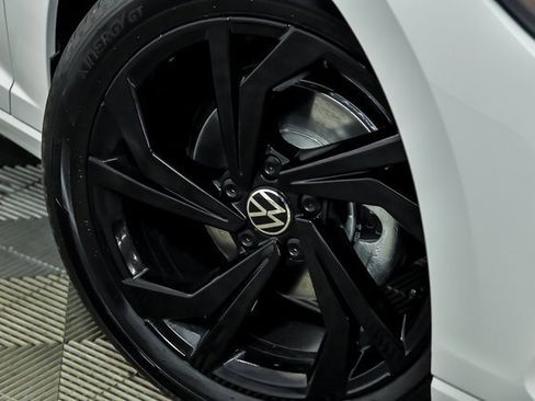 Certified 2025 Volkswagen Jetta SE image 3