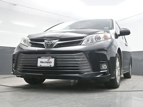 Used 2018 Toyota Sienna XLE AWD/4WD image 25
