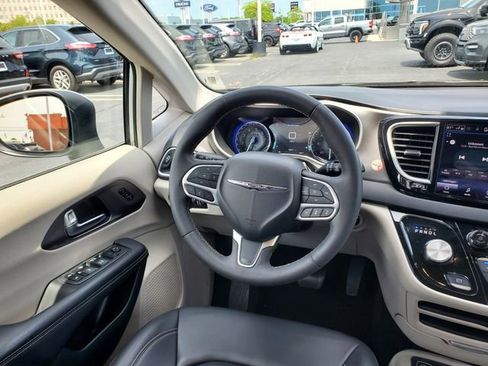 Used 2023 Chrysler Pacifica Touring-L FWD image 7