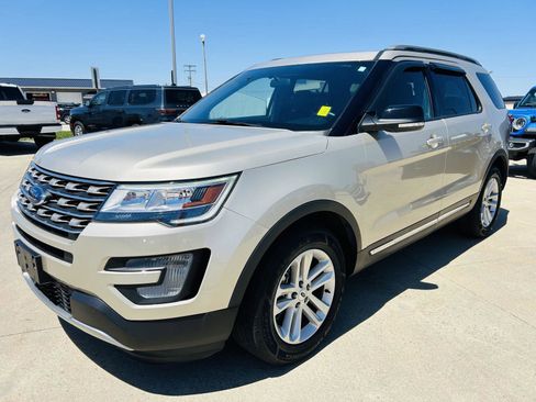 Used 2017 Ford Explorer XLT FWD image 32
