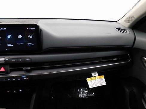 Used 2025 Kia K4 LXS image 36