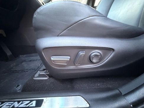 Used 2022 Toyota Venza XLE image 20