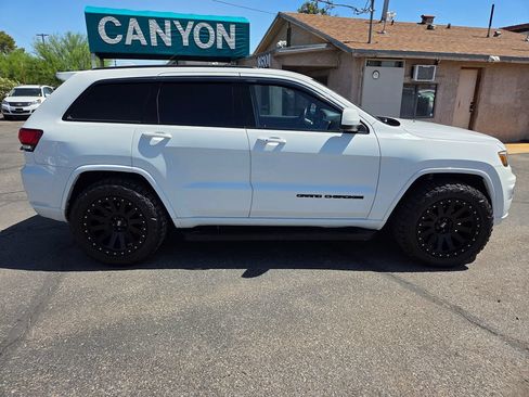 Used 2018 Jeep Grand Cherokee Altitude RWD image 5