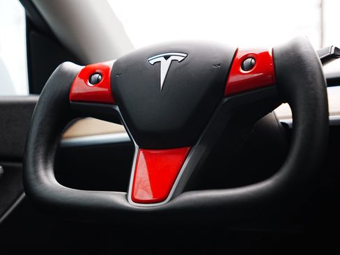 Used 2021 Tesla Model Y Long Range image 18