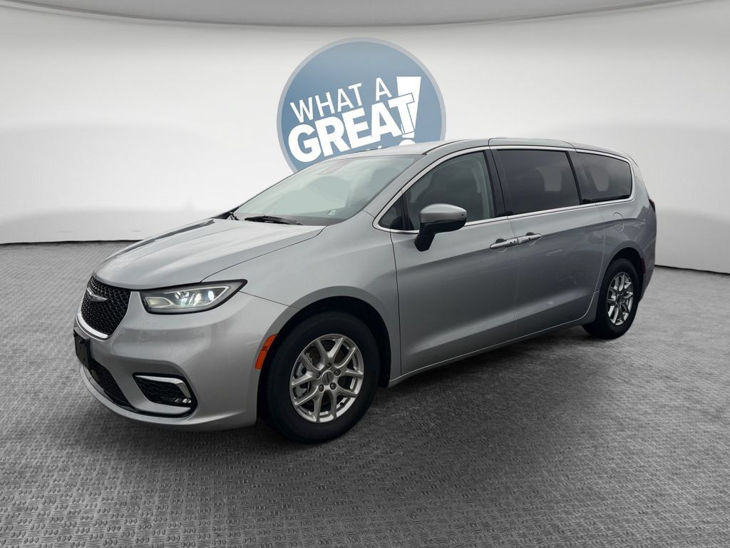 Used 2023 Chrysler Pacifica Touring-L FWD image 8