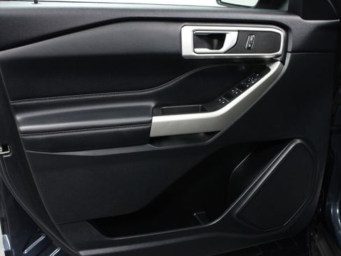 Used 2023 Ford Explorer XLT image 11