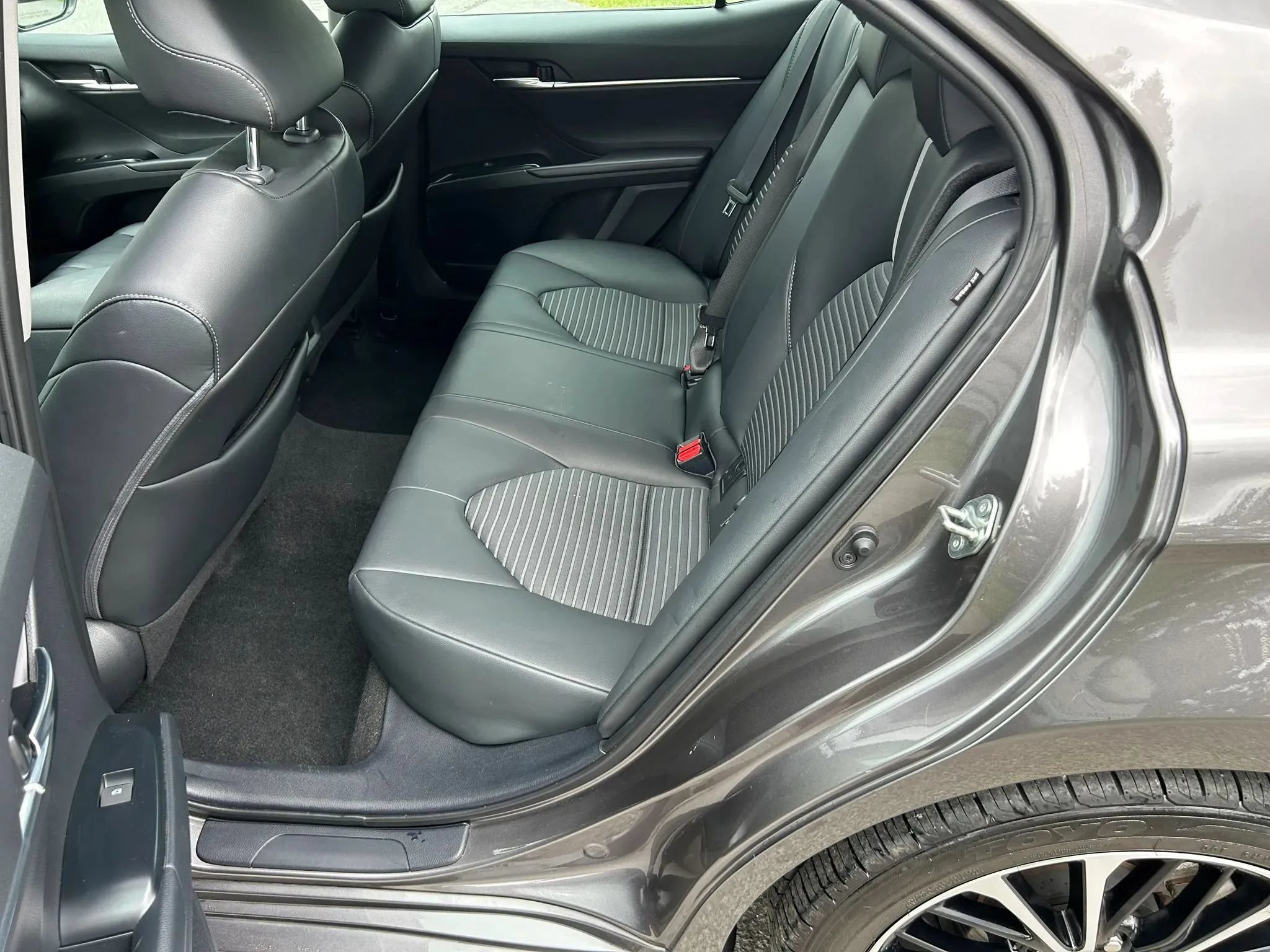 Used 2020 Toyota Camry SE w/ Convenience Package FWD image 12