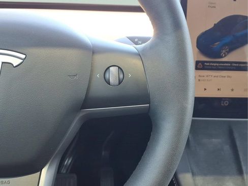 Used 2022 Tesla Model Y Long Range AWD/4WD image 26