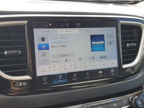 Used 2023 Chrysler Pacifica Touring-L FWD image 16