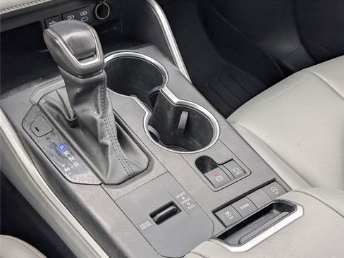 Used 2022 Toyota Highlander XLE FWD image 22