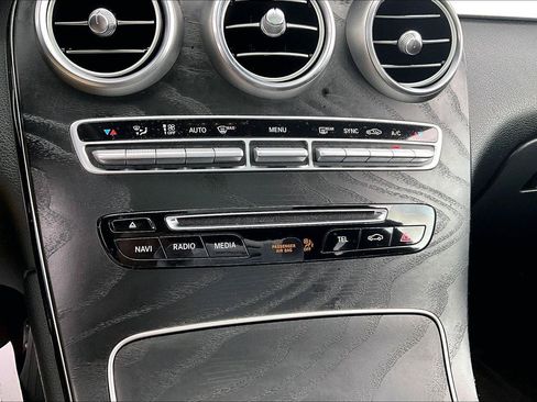 Used 2018 Mercedes-Benz GLC 300 4MATIC image 38