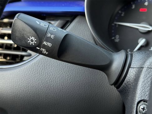 Used 2022 Toyota C-HR XLE image 21