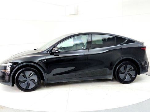 Used 2026 Tesla Model Y Long Range image 3