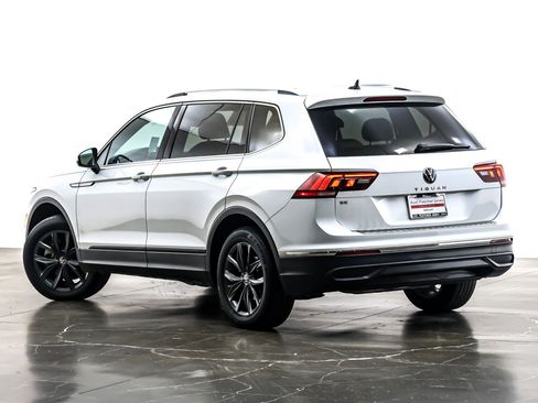 Used 2023 Volkswagen Tiguan SE w/ Panoramic Sunroof Package image 12