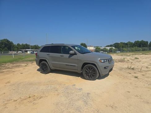 Used 2021 Jeep Grand Cherokee Laredo X AWD/4WD image 12