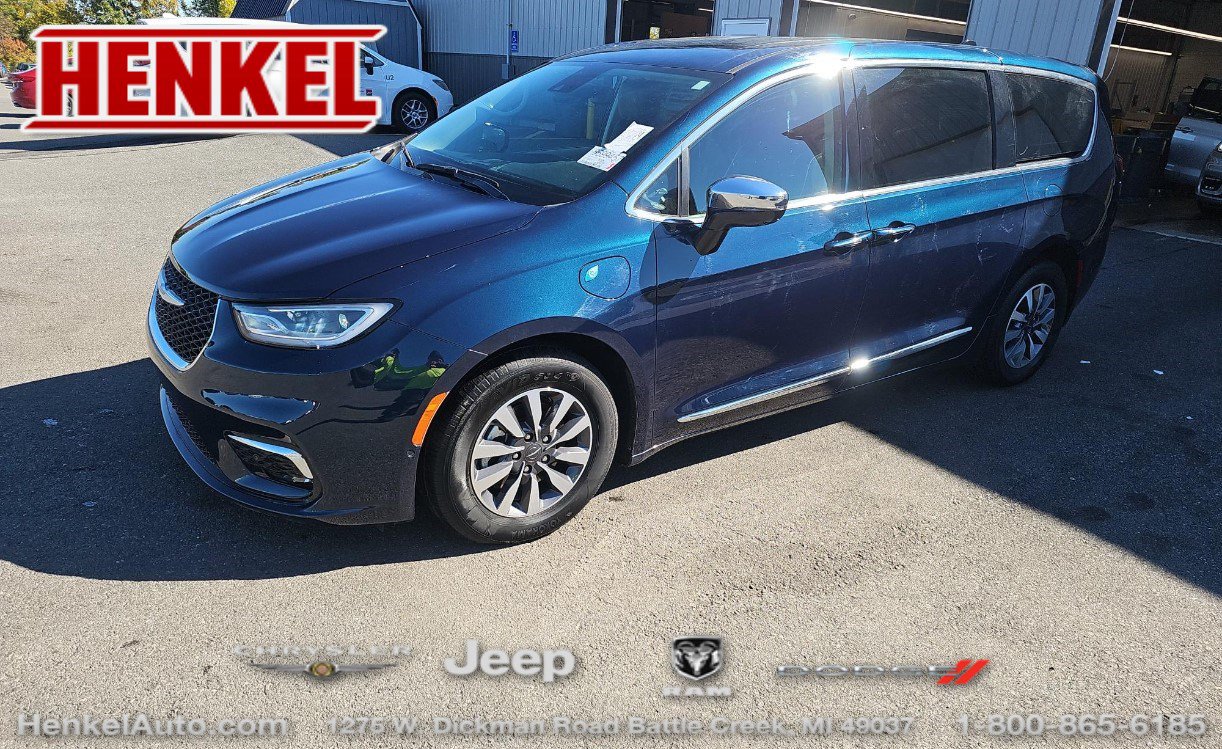 Used 2023 Chrysler Pacifica Limited w/ Uconnect Theater Family Group FWD image 1