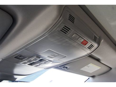 Certified 2025 Volkswagen Taos SE FWD image 25
