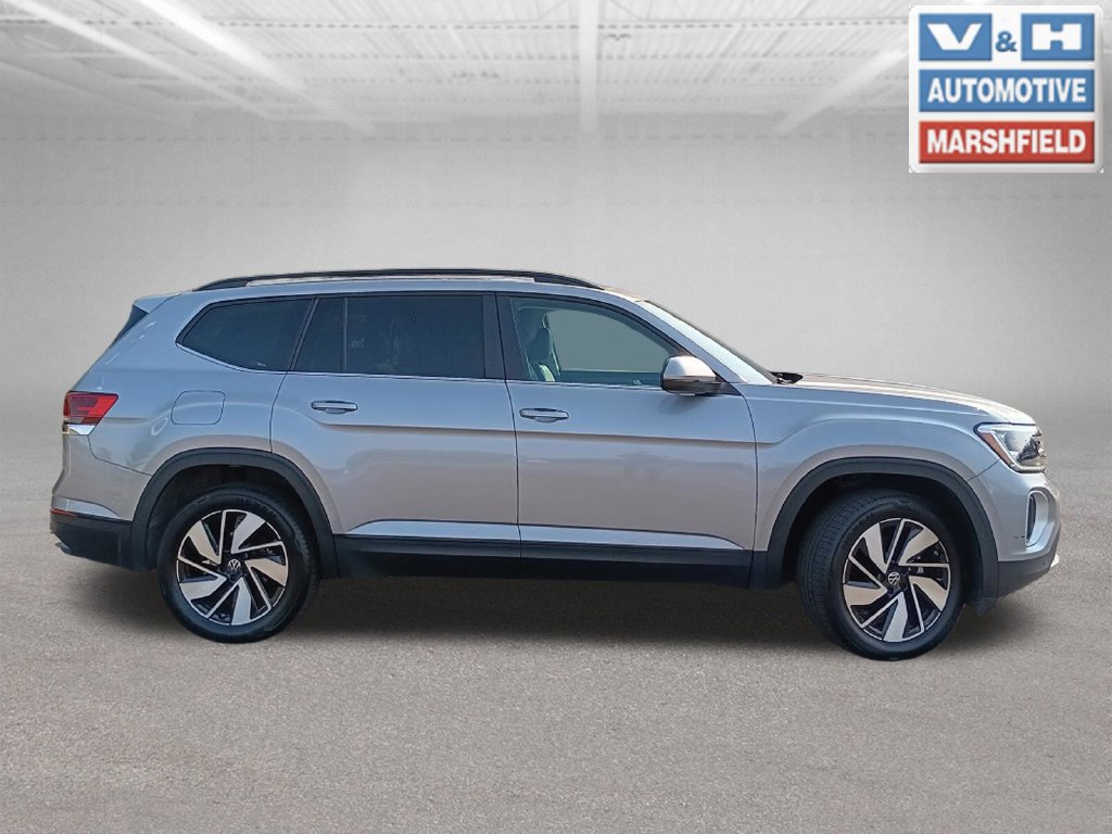 Used 2025 Volkswagen Atlas SE AWD/4WD image 3