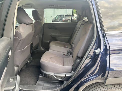 Used 2025 Toyota Highlander LE FWD image 27