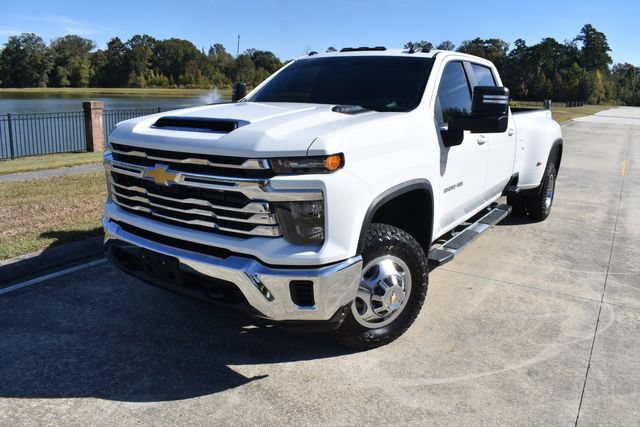 Used 2024 Chevrolet Silverado 3500 LT AWD/4WD image 2