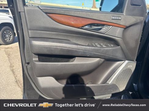 Used 2019 Cadillac Escalade ESV Luxury image 21