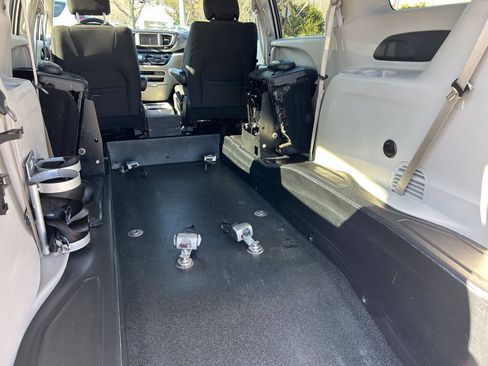 Used 2023 Chrysler Voyager LX FWD image 6