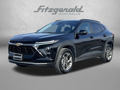 Used 2025 Chevrolet Trax LT image 2