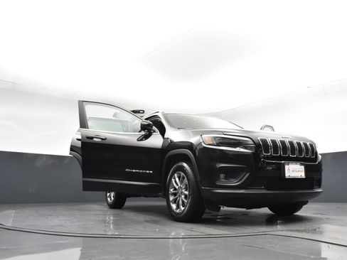 Used 2019 Jeep Cherokee Latitude Plus w/ Cold Weather Group AWD/4WD image 29