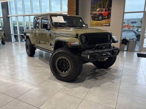 Certified 2025 Jeep Gladiator Sport AWD/4WD image 2