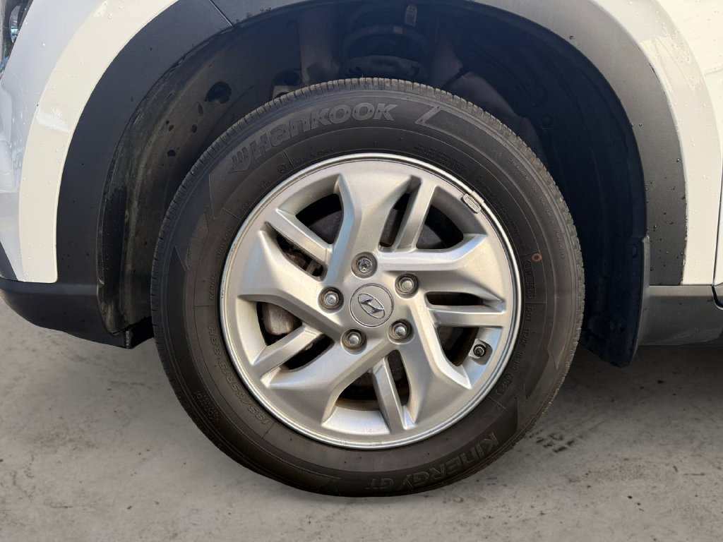 Used 2023 Hyundai Venue FWD image 9